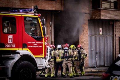 El incendio de un vehículo obliga a desalojar varios bloques de viviendas
