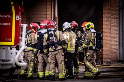 El incendio de un vehículo obliga a desalojar varios bloques de viviendas