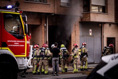 El incendio de un vehículo obliga a desalojar varios bloques de viviendas