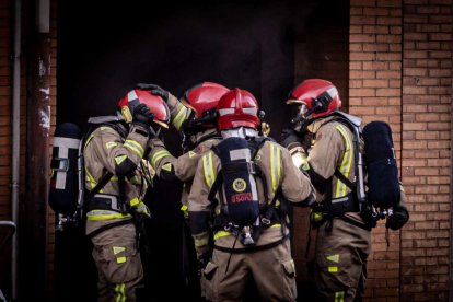 El incendio de un vehículo obliga a desalojar varios bloques de viviendas