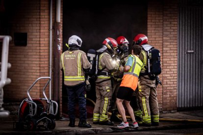 El incendio de un vehículo obliga a desalojar varios bloques de viviendas