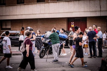 El incendio de un vehículo obliga a desalojar varios bloques de viviendas