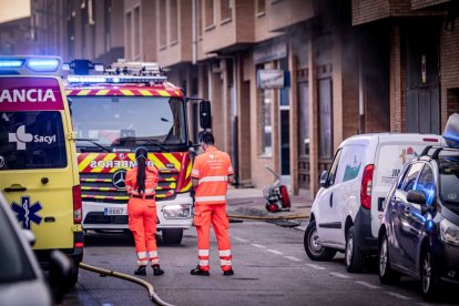 El incendio de un vehículo obliga a desalojar varios bloques de viviendas