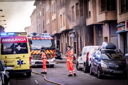 El incendio de un vehículo obliga a desalojar varios bloques de viviendas