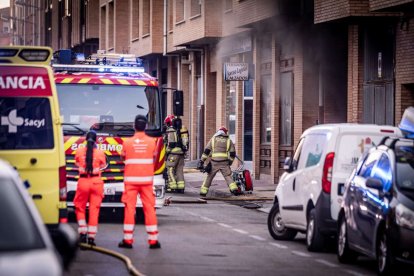 El incendio de un vehículo obliga a desalojar varios bloques de viviendas