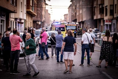 El incendio de un vehículo obliga a desalojar varios bloques de viviendas