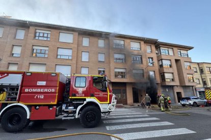 El incendio de un vehículo obliga a desalojar varios bloques de viviendas