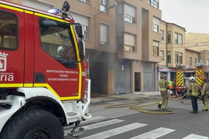 El incendio de un vehículo obliga a desalojar varios bloques de viviendas