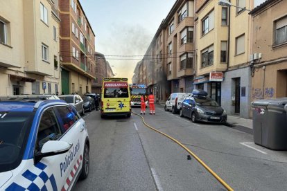 El incendio de un vehículo obliga a desalojar varios bloques de viviendas
