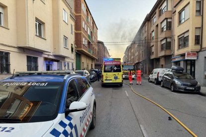 El incendio de un vehículo obliga a desalojar varios bloques de viviendas