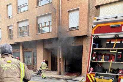 El incendio de un vehículo obliga a desalojar varios bloques de viviendas