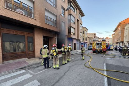 El incendio de un vehículo obliga a desalojar varios bloques de viviendas