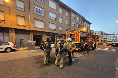 El incendio de un vehículo obliga a desalojar varios bloques de viviendas