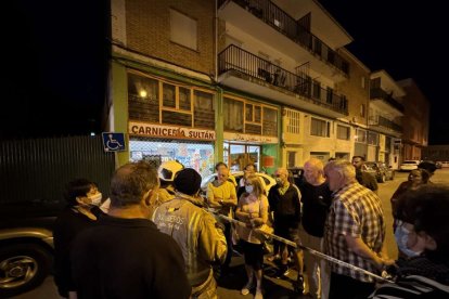 El incendio de un vehículo obliga a desalojar varios bloques de viviendas