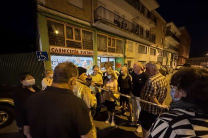 El incendio de un vehículo obliga a desalojar varios bloques de viviendas