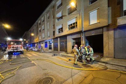 El incendio de un vehículo obliga a desalojar varios bloques de viviendas
