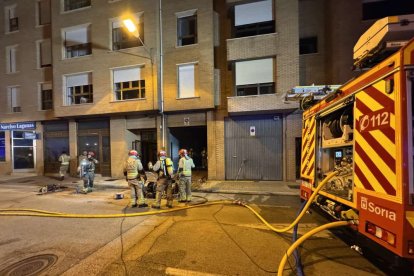 El incendio de un vehículo obliga a desalojar varios bloques de viviendas