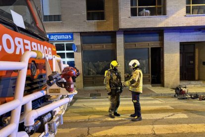 El incendio de un vehículo obliga a desalojar varios bloques de viviendas