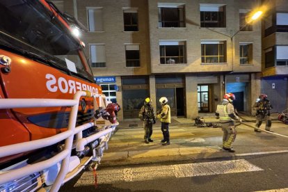 El incendio de un vehículo obliga a desalojar varios bloques de viviendas