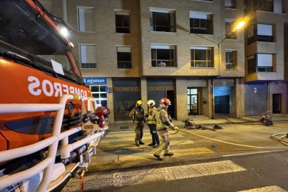 El incendio de un vehículo obliga a desalojar varios bloques de viviendas