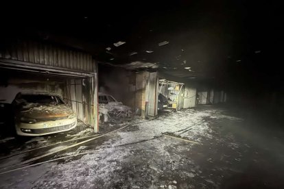 El incendio de un vehículo obliga a desalojar varios bloques de viviendas