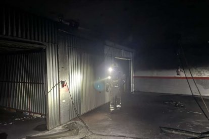 El incendio de un vehículo obliga a desalojar varios bloques de viviendas