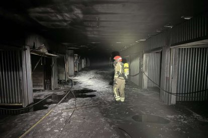 El incendio de un vehículo obliga a desalojar varios bloques de viviendas