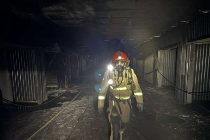 El incendio de un vehículo obliga a desalojar varios bloques de viviendas