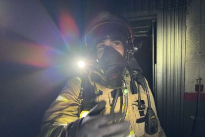 El incendio de un vehículo obliga a desalojar varios bloques de viviendas