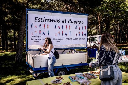 Una sesión de estiramientos dirigida por el fisioterapeuta de Fadiso, Ismael de Miguel