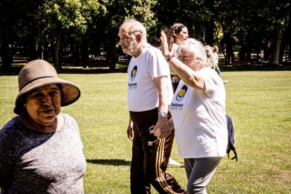 Una sesión de estiramientos dirigida por el fisioterapeuta de Fadiso, Ismael de Miguel