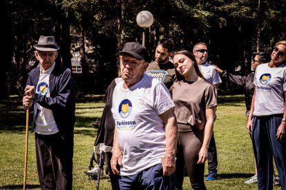 Una sesión de estiramientos dirigida por el fisioterapeuta de Fadiso, Ismael de Miguel