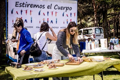 Una sesión de estiramientos dirigida por el fisioterapeuta de Fadiso, Ismael de Miguel