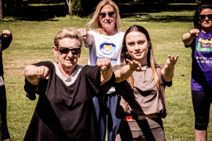 Una sesión de estiramientos dirigida por el fisioterapeuta de Fadiso, Ismael de Miguel