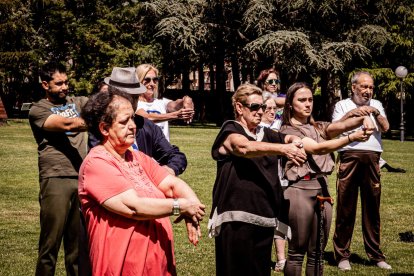 Una sesión de estiramientos dirigida por el fisioterapeuta de Fadiso, Ismael de Miguel