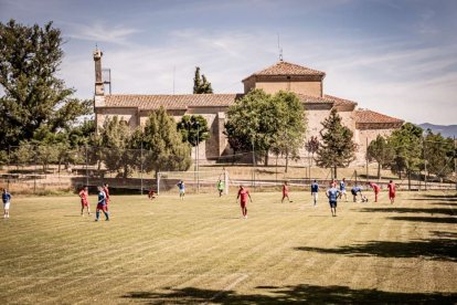 Un partido de viejas glorias abrió la celebración