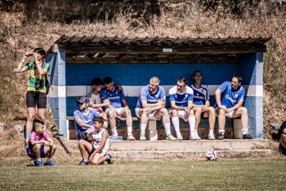 Un partido de viejas glorias abrió la celebración
