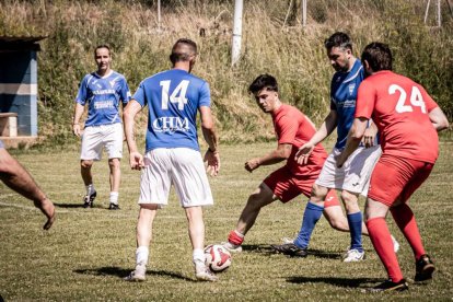 Un partido de viejas glorias abrió la celebración