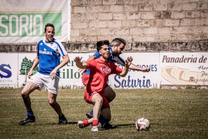 Un partido de viejas glorias abrió la celebración