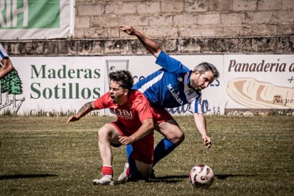 Un partido de viejas glorias abrió la celebración