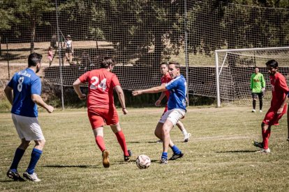 Un partido de viejas glorias abrió la celebración