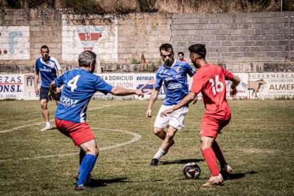 Un partido de viejas glorias abrió la celebración