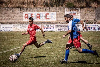 Un partido de viejas glorias abrió la celebración