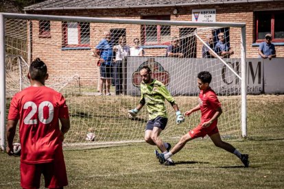 Un partido de viejas glorias abrió la celebración