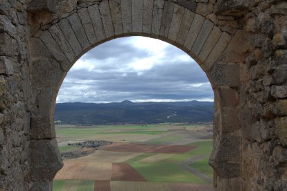 La fortaleza califal de Gormaz ofrece espectaculares panorámicas sobre el valle del Duero y los campos que durante siglos formaron parte de una frontera estratégica medieval.