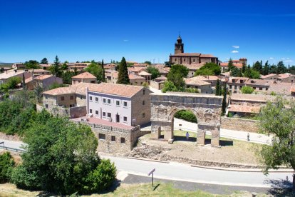 Desde su posición privilegiada sobre el valle del Jalón, el Arco Romano de Medinaceli fue concebido como una monumental puerta de acceso y una demostración del poder de Roma en Hispania.