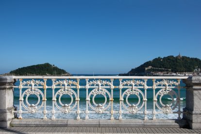 La bahía de La Concha, en San Sebastián, es una de las escapadas al mar más accesibles desde Soria gracias a las conexiones en autobús con el País Vasco.