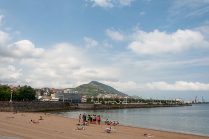 La Playa de Las Arenas, en Getxo, es la salida al mar más cercana a Soria y una de las opciones más rápidas para disfrutar de una jornada de playa en el Cantábrico.
