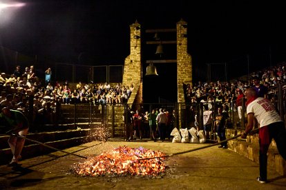 Fe, valor y tradición en el Paso del Fuego de San Pedro Manrique.