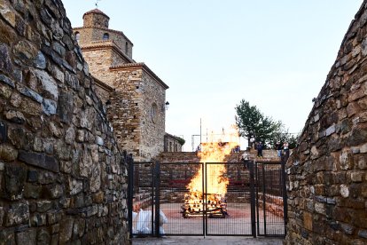 Fe, valor y tradición en el Paso del Fuego de San Pedro Manrique.